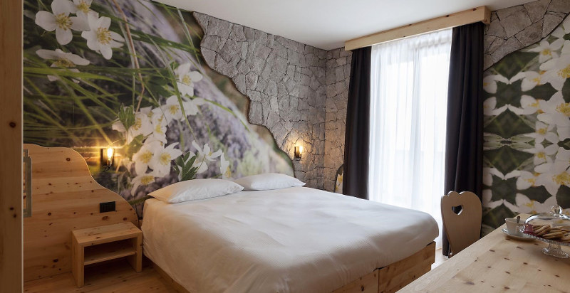 Camera matrimoniale presso il Rifugio La Montanara di Molveno