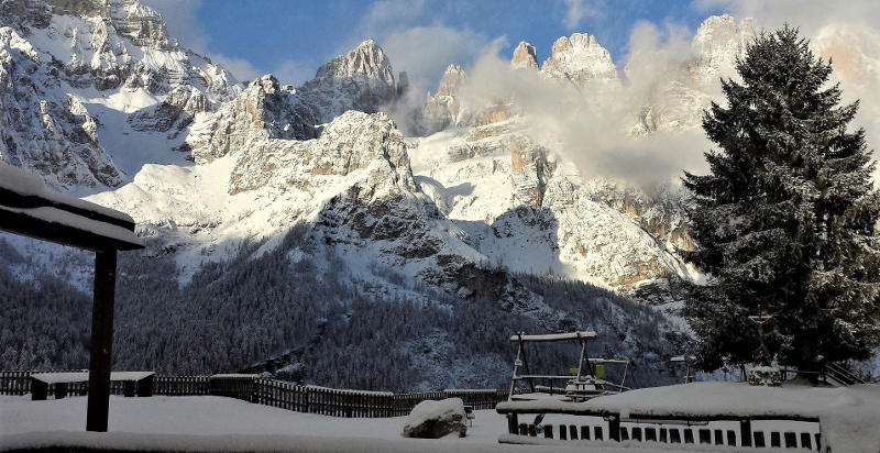 Rifugio La Montanara a Molveno con montagne innevate
