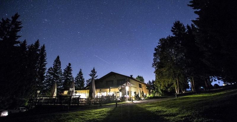 Veduta notturna del Rifugio La Montanara a Molveno