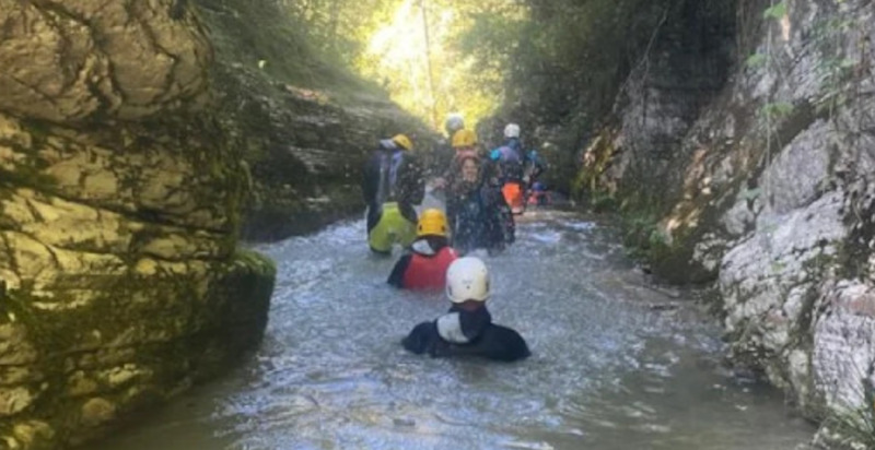 Esplorazione fiume Brent de l'Art durante il river trekking