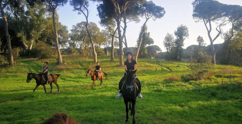 Paesaggi romantici durante una passeggiata a cavallo a Ostia