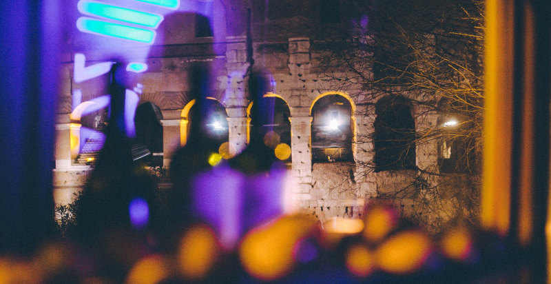 cena in tram e musica jazz