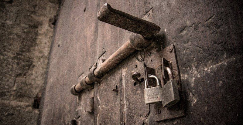 Dettaglio di un lucchetto da aprire in una stanza a tema mistero