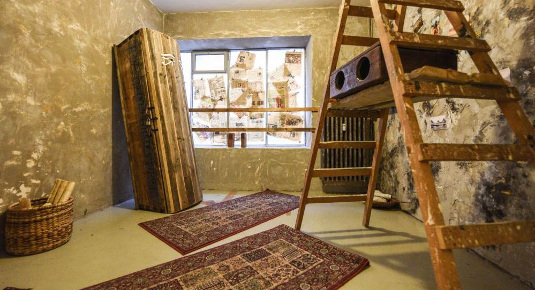 Ambientazione misteriosa della stanza dell’Escape Room a Torino