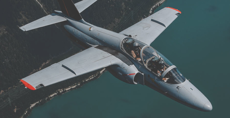 Jet militare Aermacchi S.211 in volo ad alta velocità