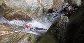 Calata con corda nel torrente Campione durante una discesa canyoning