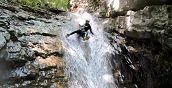 Esplorazione tra gole e cascate nel canyoning vicino al lago di Garda