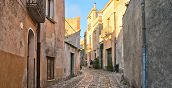 Viuzze acciottolate di Erice tra antiche chiese