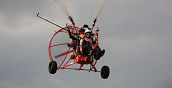 Paramotore in volo sopra Borso del Grappa in Veneto