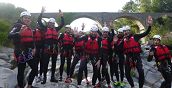 Partecipanti entusiasti del canyoning nelle gole dell'Alcantara, Sicilia