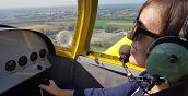 Allieva pilota l'aereo per la prima volta sopra la provincia di Brescia
