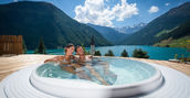 Relax in jacuzzi all’aperto con vista sulle montagne