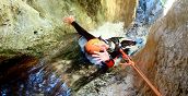 Scivolo naturale durante il canyoning vicino a Bolzano