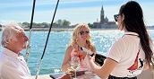 Goditi un aperitivo a bordo di un catamarano a Venezia