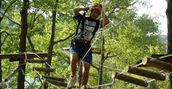Percorso sospeso sui tronchi al Campo Avventura Natura in Umbria