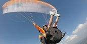 Parapendio sopra scenari spettacolari della Lessinia con pilota esperto