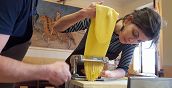 Preparazione di pasta fresca fatta a mano con chef professionisti a Siena