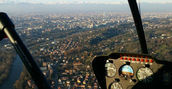 Elicottero in volo sopra il paesaggio vicino a Torino