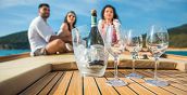 Aperitivo a bordo durante escursione in barca a motore da Scarlino