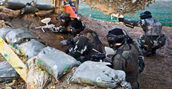 Trincee strategiche nel campo di paintball a Lecco