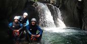 Partecipanti durante un’esperienza di canyoning ad Arenzano, Genova