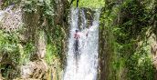 Scivolo naturale nel torrente Iannello durante un'escursione di canyoning in Calabria
