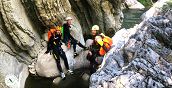 Esperienza di canyoning sicuro con guide certificate