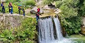 Cascata durante il canyoning a Palena, Abruzzo