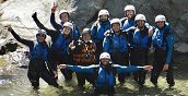 Gruppo di amici che si divertono facendo canyoning