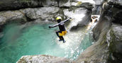 Avventura canyoning Rio Maggiore, piscine naturali smeraldo