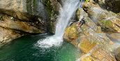Guida esperta durante un'escursione di canyoning in Valle d'Aosta