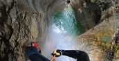 Discesa canyoning tra le rocce del torrente Vione a Tignale