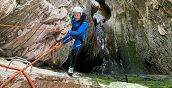 Guida esperta accompagna canyoning a Val Maor
