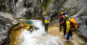 Percorso di canyoning in Val Bodengo tra rocce scolpite e acque limpide