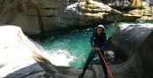 Adrenalina pura durante una discesa in corda nel canyon in Liguria