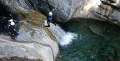 Gruppo di canyoning che esplora le acque cristalline della Liguria