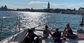 Catamarano elegante nella laguna di Venezia con vista panoramica