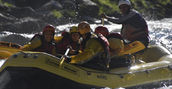 Gruppo di persone durante una discesa rafting in Trentino