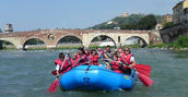 Gruppo che fa rafting sul fiume Adige a Verona