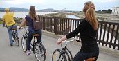 Turisti che pedalano attraverso le strade storiche di Cagliari