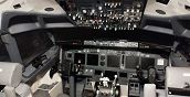 Cockpit del simulatore Boeing 737 NG con comandi dettagliati
