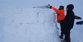Istruttore qualificato spiega come costruire un igloo durante un corso pratico