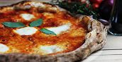 Pizza Margherita appena sfornata durante il corso a Napoli