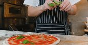 Farcitura pizza prima della cottura in forno durante un corso a Napoli