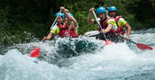 Gommone affronta una rapida durante il rafting sul fiume Corno