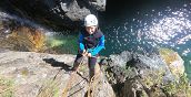 Discesa con corda lungo una parete ad Arenzano per il canyoning