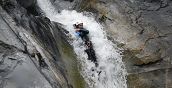 Partecipante lungo uno svivolo naturale durante il canyoning a Finale Ligure