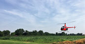 Elicottero in volo sopra le colline del modenese