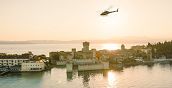 Scorcio di Sirmione visto da un elicottero turistico