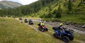 escursione in quad immersi nella natura sentiero prato bosco ruscello vicino Sestriere